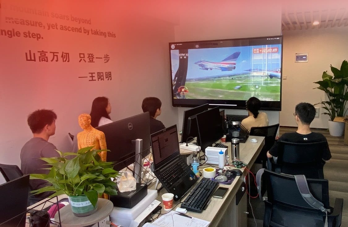 鼎和智能科技发展有限公司实验室集体收看“中国人民抗日战争胜利80周年阅兵”